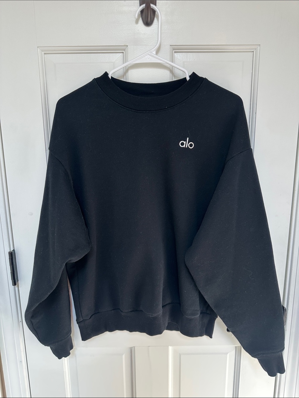 ALO Yoga Accolade Crew Neck Pullover- Black